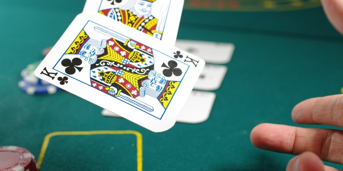 The Rise of Live Dealer Casinos: Bridging the Gap Between Online and Land-Based Gaming